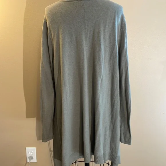 Chico’s sage green v-neck sweater tunic (size 3) - Picture 5 of 8